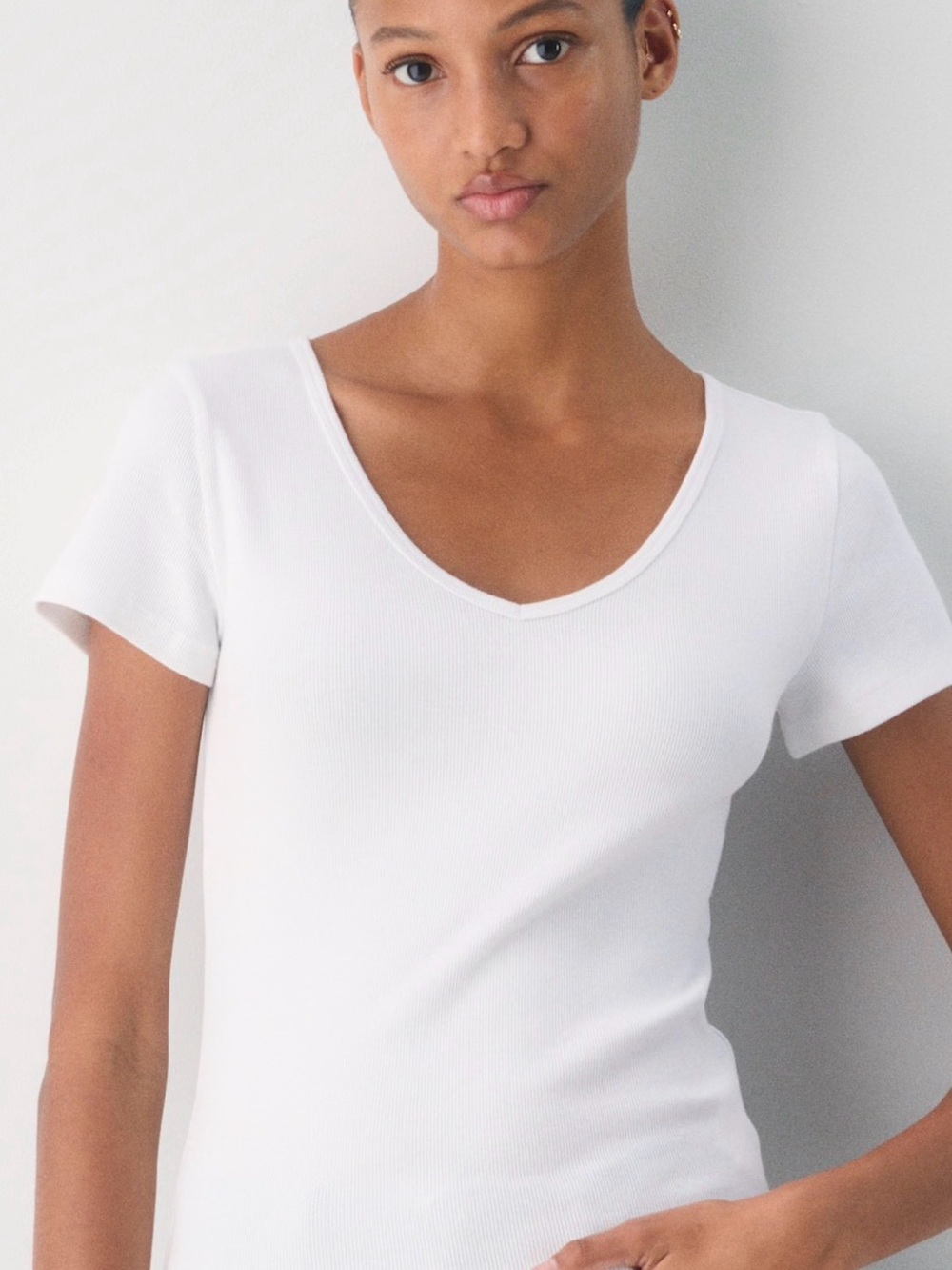 TNA White HomeStretch™ Rib V-
Neck T-Shirt, Sz M, NWT🤍